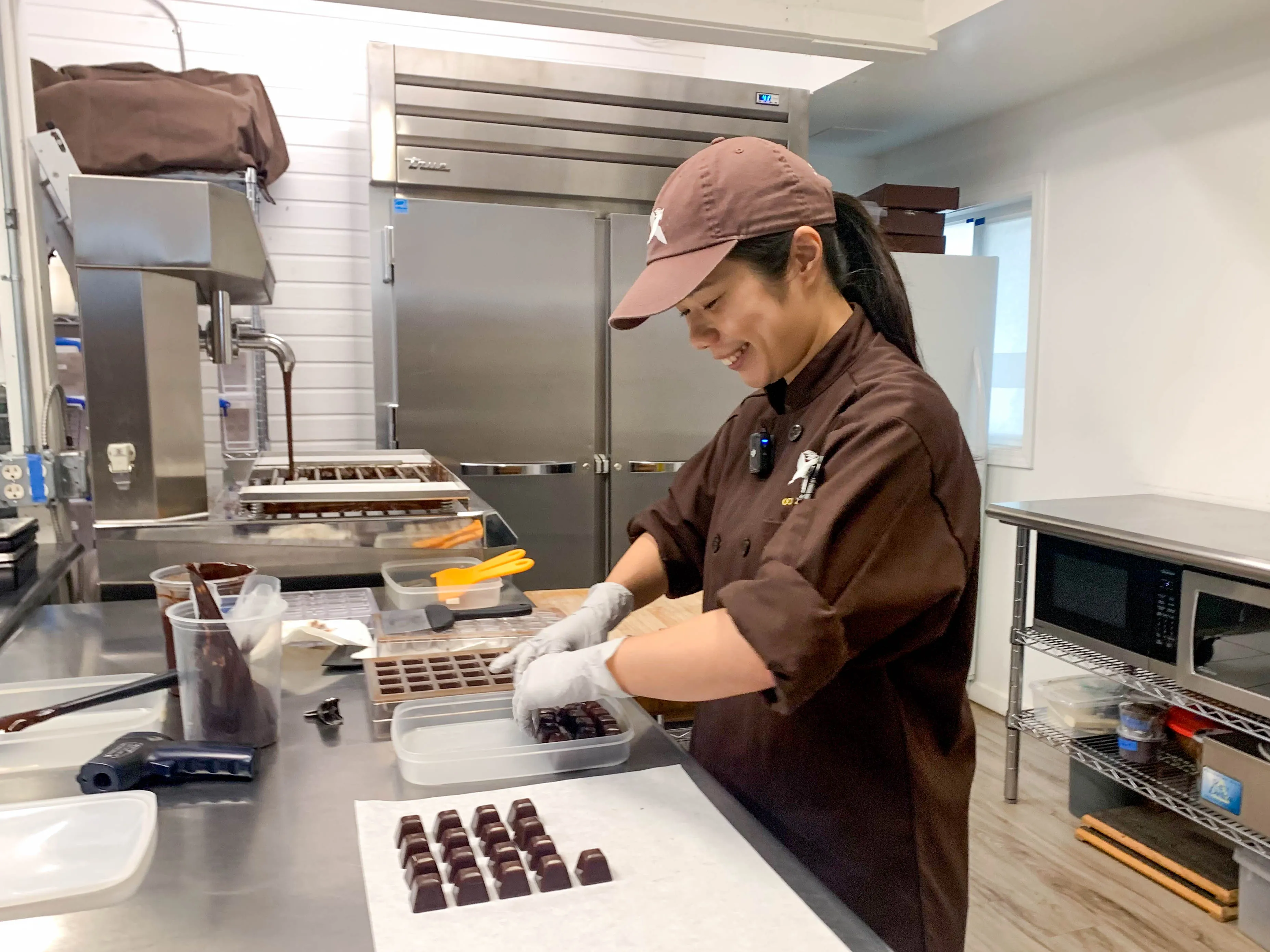 ハワイのチョコレート専門店・ショコレアでチョコレートを作るショコラティエ